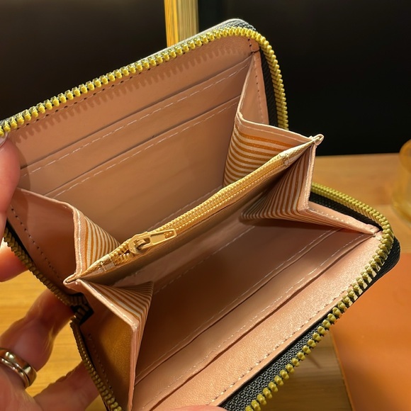 Small Black Coin and Card Wallet NWOT - Picture 3 of 3